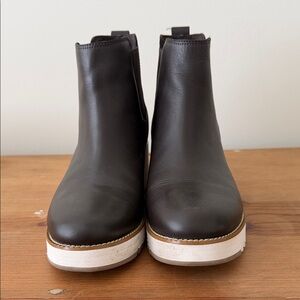 A pair of Cole Haan boots. Size 9. Brown color, White bottoms..
Nearly new…